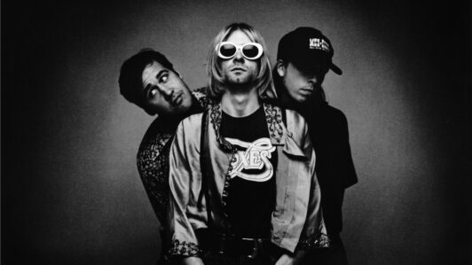 Subastan la camiseta que Kurt Cobain usó en una sesión fotográfica de 1993 y regaló a la baterista de Hole