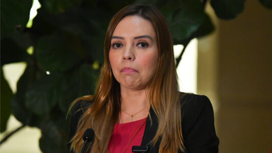 Extrabajadora acusa a senadora Camila Flores de pagar en efectivo y sin contrato a cuidadoras