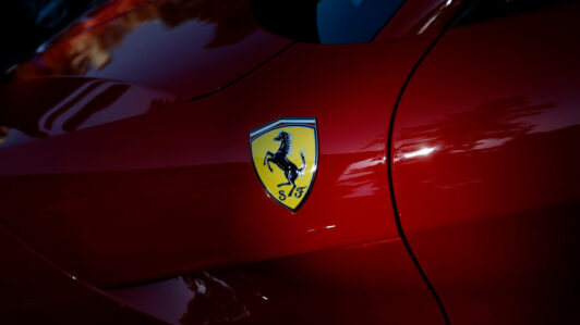 Ferrari gana más con menos autos: Rentabilidad al alza pese a caída en ventas en el primer trimestre