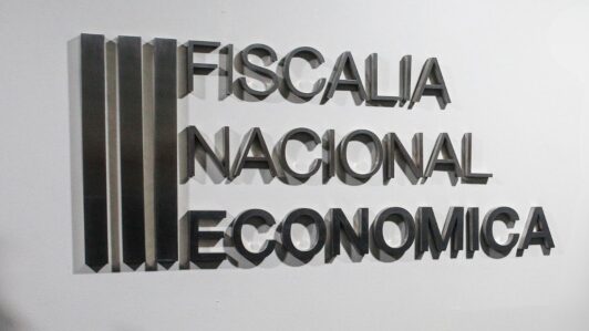 FNE acusa colusión entre Pluxee y Edenred que se mantuvo durante al menos nueve años: Exige millonarias multas