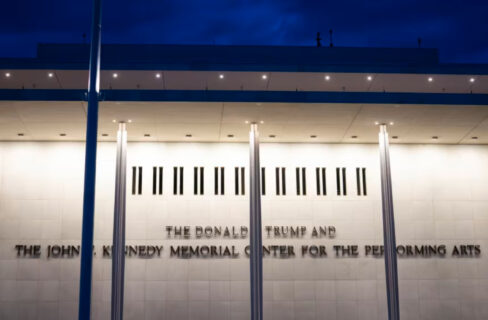Juez federal bloquea el cierre del Centro Kennedy y ordena retirar el nombre de Trump del edificio