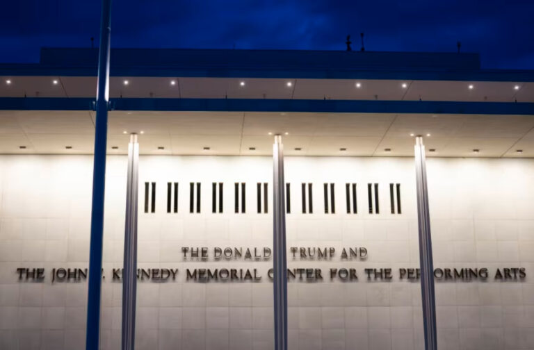 Juez federal bloquea el cierre del Centro Kennedy y ordena retirar el nombre de Trump del edificio