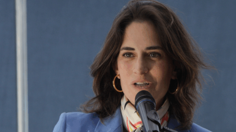Ministra Wulf defiende recortes y asegura que “no se afectan los beneficios sociales”