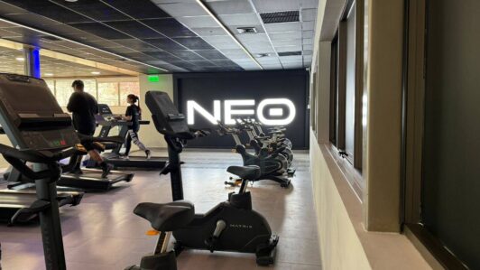 Primer gimnasio sin contratos ni mensualidades en Chile: pago por uso desde $2.000 y tecnología de alto rendimiento