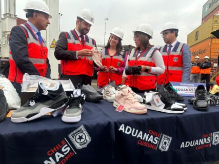 Aduanas decomisa millonario cargamento de artículos falsificados en Iquique: Se incautaron más de 9 mil pares de zapatillas