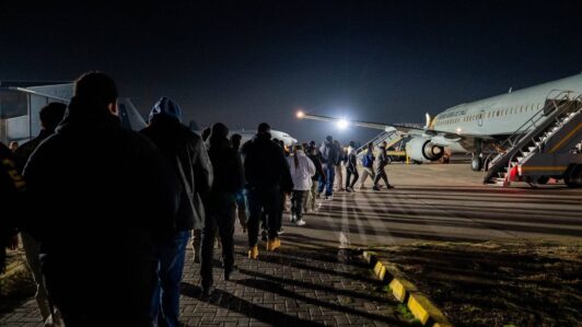 Salió de Chile vuelo con 40 migrantes expulsados por distintos delitos: Destinos son Colombia, Haití y República Dominicana