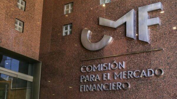 CMF aplica multa a compañía de seguros que vendió pólizas a través de agentes y corredores no inscritos