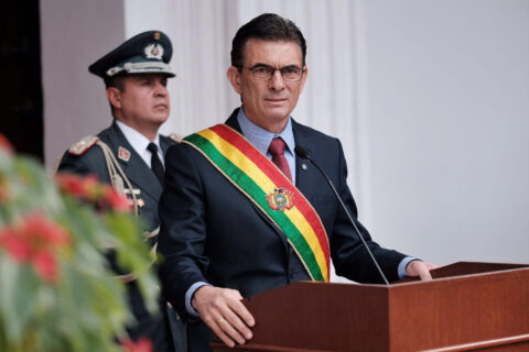 Presidente de Bolivia anuncia reducción del 50% de su sueldo en medio de protestas