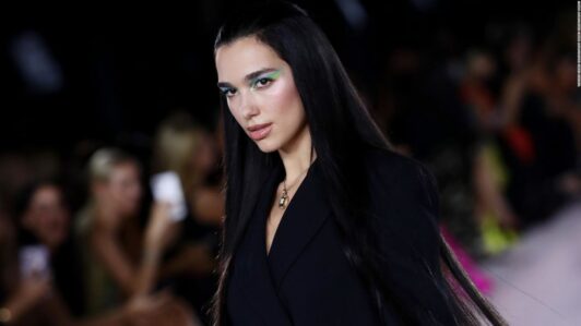 Samsung rechaza demanda de Dua Lipa por uso de su imagen y asegura que contaba con garantías de un socio de contenido