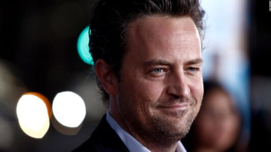 Subastan objetos de Matthew Perry, incluida una carta manuscrita de Jennifer Aniston tras el último rodaje de 'Friends'
