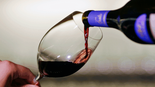Consumo mundial de vino cae en 2025 y Chile reduce 27% su superficie vitícola desde 2019