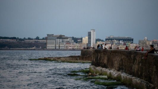 EE.UU. aumenta los vuelos militares de vigilancia cerca de Cuba, según análisis de CNN