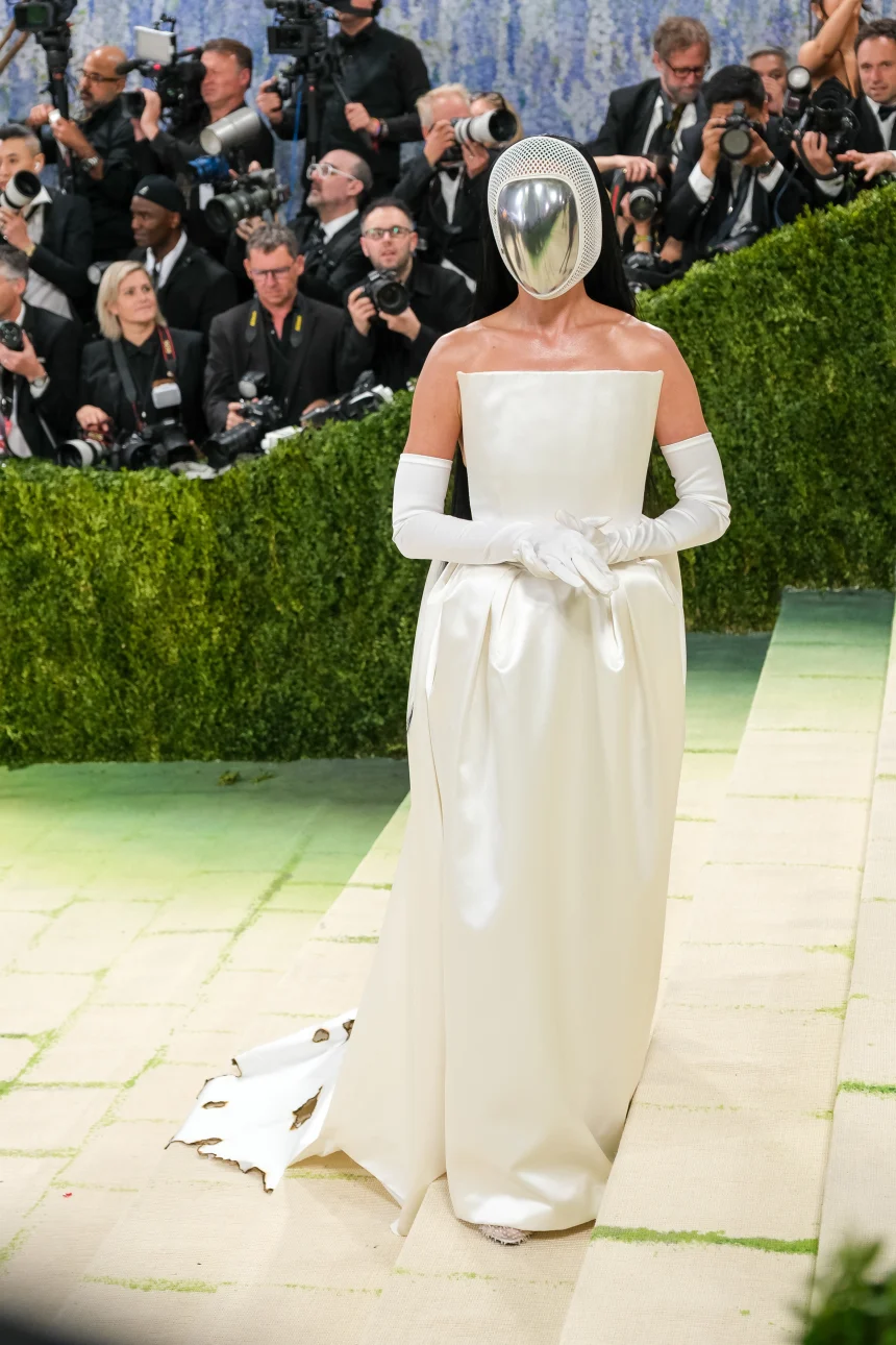Katy Perry arrived in statuesque Stella McCartney gown and a netted silver mask before revealing her identity underneath. Lanna Apisukh for CNN.