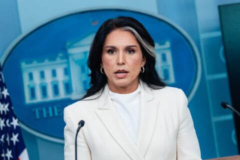 Tulsi Gabbard renuncia como directora de Inteligencia de Estados Unidos: Era cuestionada por su postura contra la guerra contra Irán