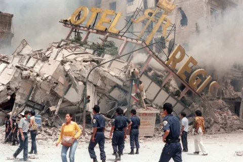 Una fotografía tomada el 21 de septiembre de 1985 muestra las ruinas del Hotel Regis, arrasado por el terremoto del 19 de septiembre que sacudió la Ciudad de México y causó la muerte de hasta 30.000 personas. DERRICK CEYRAC/AFP/AFP via Getty Images