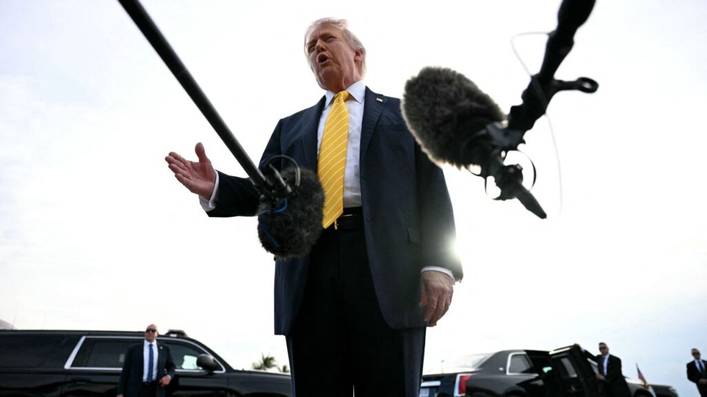 Trump ordena ayudar a buques varados en el estrecho de Ormuz y califica de “muy positivas” las conversaciones con Irán