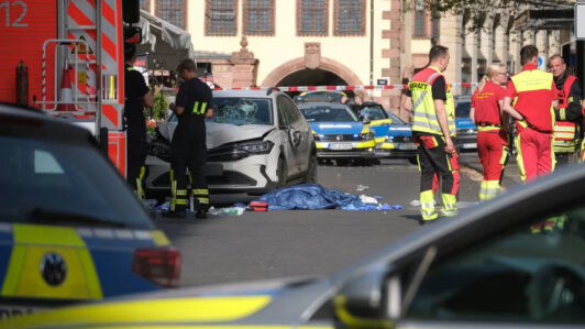 Al menos una persona murió tras atropello de auto a una multitud en la ciudad alemana de Leipzig, según la policía