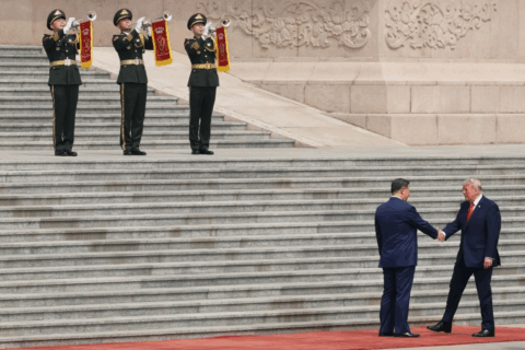 Xi saluda a Trump durante una ceremonia de bienvenida en el Gran Salón del Pueblo.Alex Wong/Getty Images