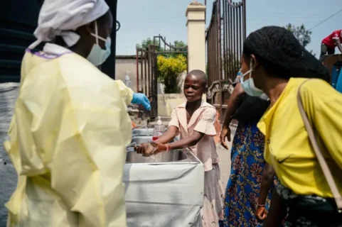 Una joven se lava las manos antes de entrar al Hospital Kyeshero en un punto de control para el lavado de manos y la toma de temperatura a todos los visitantes y pacientes que ingresan al hospital, como parte de las medidas de prevención del ébola en Goma el lunes. Jospin Mwisha/AFP/Getty Images