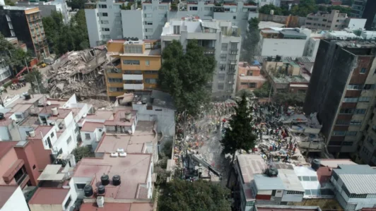 Vista aérea que muestra a rescatistas, bomberos, policías, soldados y voluntarios buscando sobrevivientes en un edificio derrumbado en la Ciudad de México el 20 de septiembre de 2017, un día después de que un fuerte terremoto sacudiera el centro de México. AFP Contributor/AFP/AFP via Getty Images