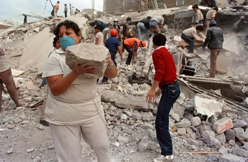 Equipos de rescate y voluntarios remueven los escombros de un edificio derrumbado en la zona de la «Zona Rosa» de la Ciudad de México —una popular área comercial y turística—, el 21 de septiembre de 1985, tras un terremoto que arrasó partes de la ciudad el 19 de septiembre de 1985. OMAR TORRES/AFP/AFP via Getty Images