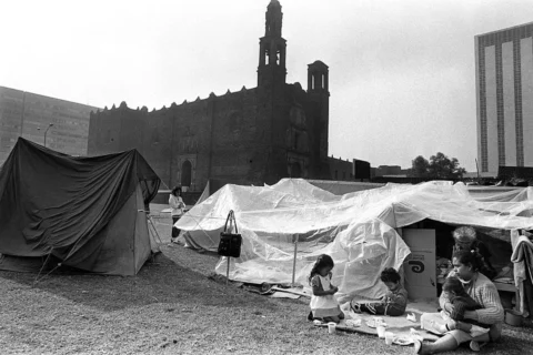 Una fotografía tomada el 21 de septiembre de 1985 muestra a un grupo de mexicanos refugiados en la calle, en el centro de la Ciudad de México, después de que un terremoto arrasara partes de la ciudad y causara la muerte de hasta 30.000 personas el 19 de septiembre de 1985. AFP/AFP vía Getty Images