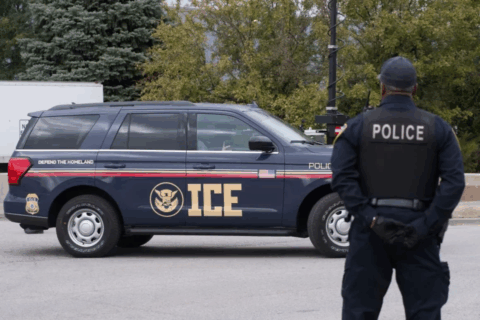 En octubre, se observa un vehículo del ICE y un agente de policía cerca de una instalación del ICE en Broadview, Illinois. Jacek Boczarski/Anadolu vía Getty Images