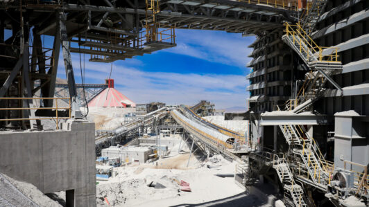 INE: Comercio sube 3,2% y la producción industrial cae 4,7% por retroceso del sector minero