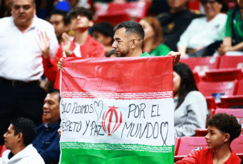 Un aficionado alza la bandera de Irán en las gradas antes de un partido de semifinales del Campeonato Interconfederación en Guadalajara, México, el 26 de marzo. Eloisa Sánchez/Reuters