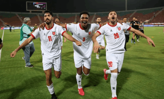 De izquierda a derecha: Yazan Al-Naimat, Abdallah Nasib y Mohannad Abu Taha, de Jordania, celebran tras derrotar a Omán en un partido de clasificación para la Copa del Mundo en Mascate, Omán, el 5 de junio. Ameen Ahmed/NurPhoto vía Getty Images