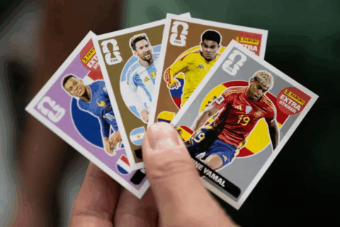 Una persona muestra cromos coleccionables del Mundial recién impresos en la fábrica del Grupo Panini en Módena, Italia, el 28 de abril. Marco Bertorello/AFP vía Getty Images