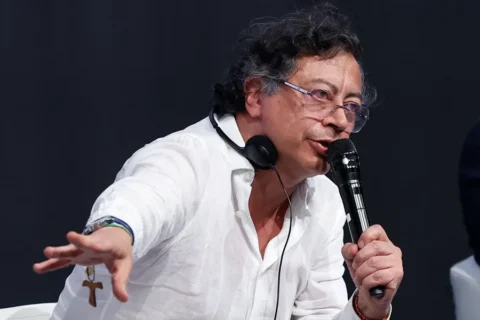 Gustavo Petro acusa ingreso de armas desde Ecuador tras ataque contra civiles en Colombia