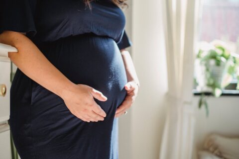 INE alerta por tasa de fecundidad: Chile registra por primera vez menos de un hijo por mujer