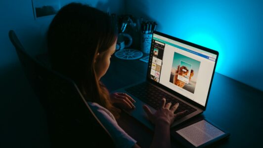 Contacto de niños, niñas y adolescentes con desconocidos en internet pasó de 19% a 42%, según estudio de la Defensoría de la Niñez