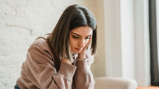 Estudio advierte que 1 de cada 5 mujeres presenta síntomas de depresión postparto en Chile