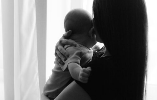 Fundación busca voluntarios para acompañar y abrazar a bebés abandonados: ¿Cuáles son los requisitos y cómo es el proceso?