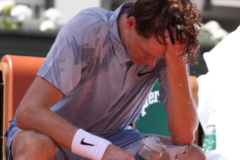 Sinner cae ante Cerúndolo en Roland Garros tras sufrir 