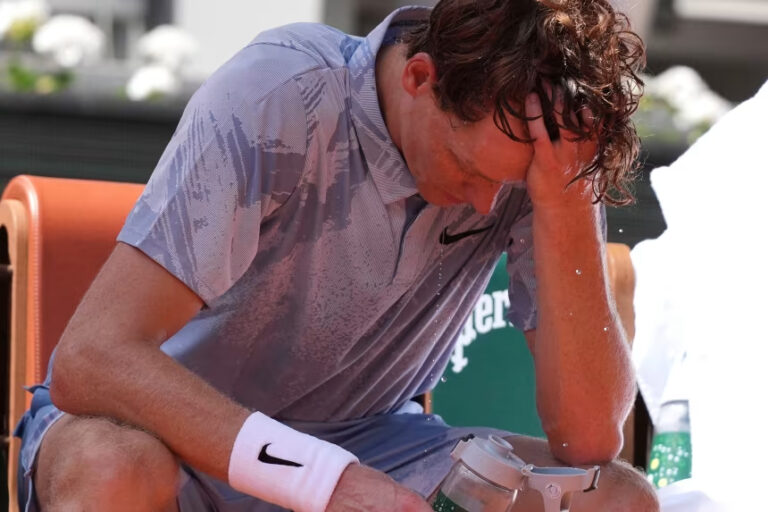 Sinner cae ante Cerúndolo en Roland Garros tras sufrir 