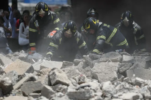 Integrantes del Cuerpo de Bomberos de México participan en el Simulacro Nacional 2026, en Ciudad de México Isaac Esquivel/EFE/(EPA) EFE