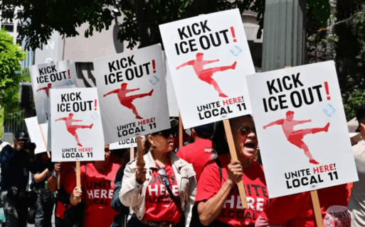 Trabajadores del SOFI Stadium protestan el 1 de mayo frente a la oficina de la Copa Mundial de la FIFA en Los Ángeles, exigiendo la prohibición de la presencia de ICE en el Mundial. Frederic J. Brown/AFP vía Getty Images