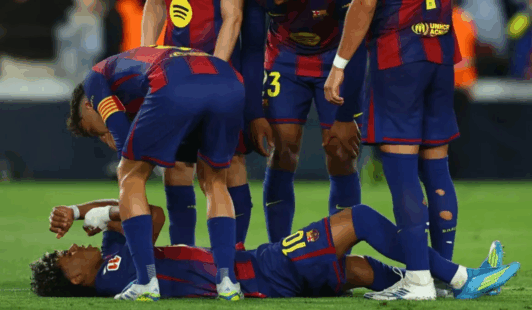 Lamine Yamal, jugador del FC Barcelona, yace en el suelo tras sufrir una lesión durante un partido de LaLiga el 22 de abril. Albert Gea/Reuters