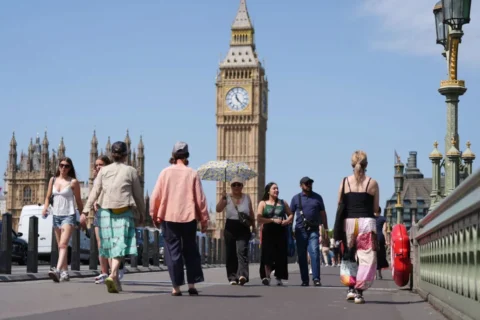 Puente de Westminster en Londres, 23 de junio. El Reino Unido se prepara para sufrir temperaturas récord en medio de inusuales alertas rojas por temperaturas extremas. Ben Whitley/PA