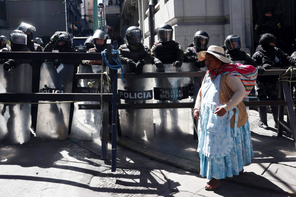 Manifestaciones en Bolivia: Renuncian dos ministros y protestantes siguen exigiendo la salida del presidente Paz