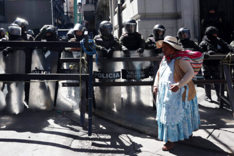Manifestaciones en Bolivia: Renuncian dos ministros y protestantes siguen exigiendo la salida del presidente Paz