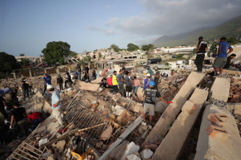 Aumentan a 1.430 las personas fallecidas por el doble terremoto en Venezuela