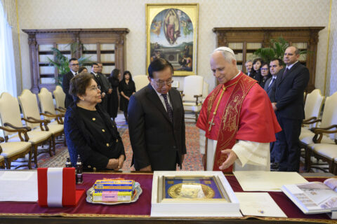 El papa León XIV recibe en audiencia al presidente interino de Perú, José María Balcázar Zelada (c), este jueves, en el Vaticano, en el marco de la gira del mandatario latinoamericano por Europa. EFE/Simone Risoluti/Vatican Media