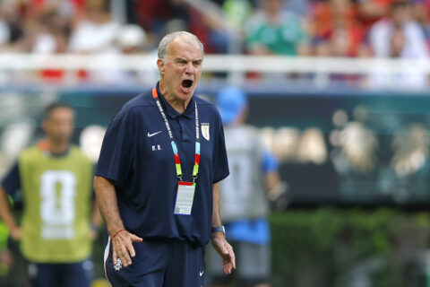 Frustración y críticas a Marcelo Bielsa tras la prematura eliminación de Uruguay