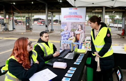 Subsecretaria de Salud Pública, Alejandra Pizarro y su par de Trabajo visitan el terminal de Buses Vule (integrante de RED), para impulsar la vacunación contra la influenza en personas de 60 y más años/Minsal