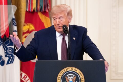 Donald Trump critica a la presidenta Meloni después de que ella negara que le rogó tomarse una foto con él