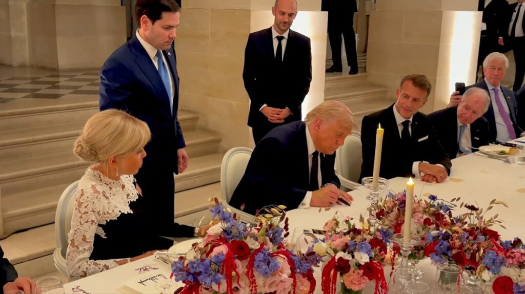 Donald Trump firma el acuerdo de entendimiento con Irán durante su visita a Versalles